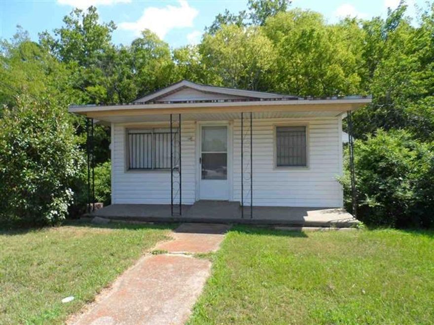 2B/1B close to shopping, schools, hospitals and public transportation. Great for 1st time home buyer, retiree or rental opportunity.