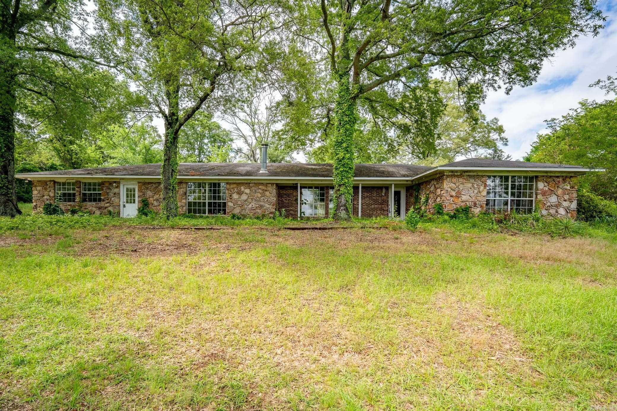 Don't miss this great opportunity to own a piece of prime real estate in Springhill! This 2,386 square foot home is nestled right off Elliott Road with room to roam on its 4.64 acres. This piece of property has a ton of potential to become your dream home with some updates. For more information or to schedule a showing, contact us today.