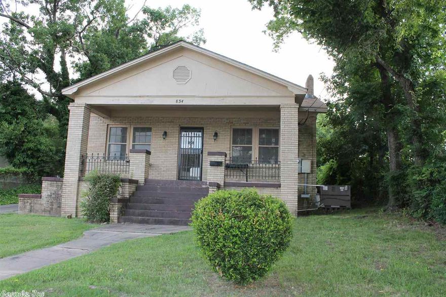 Beautiful Quarter-Sawn Oak Wood Floors!!! Nice!! Convenient downtown location - Laundry and McD's across the street, Grocery Store Next Door!   Lots of traffic and visibility! A great location for attorney's office, CPA office, title company office, Mortgage Broker Office, Insurance Office, Financial Advisor Office, Real Estate Office, and so on.