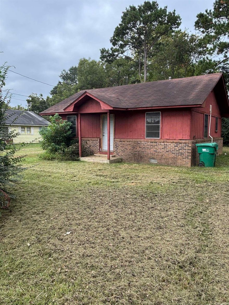 **Agent Owned** Great investment property or starter home, with in walking distance to Nashville Elementary School, offers gas hot water heater, newer roof, new sub-flooring.  1 bedroom and 1 bath, city water, city sewer, and CH/CA.