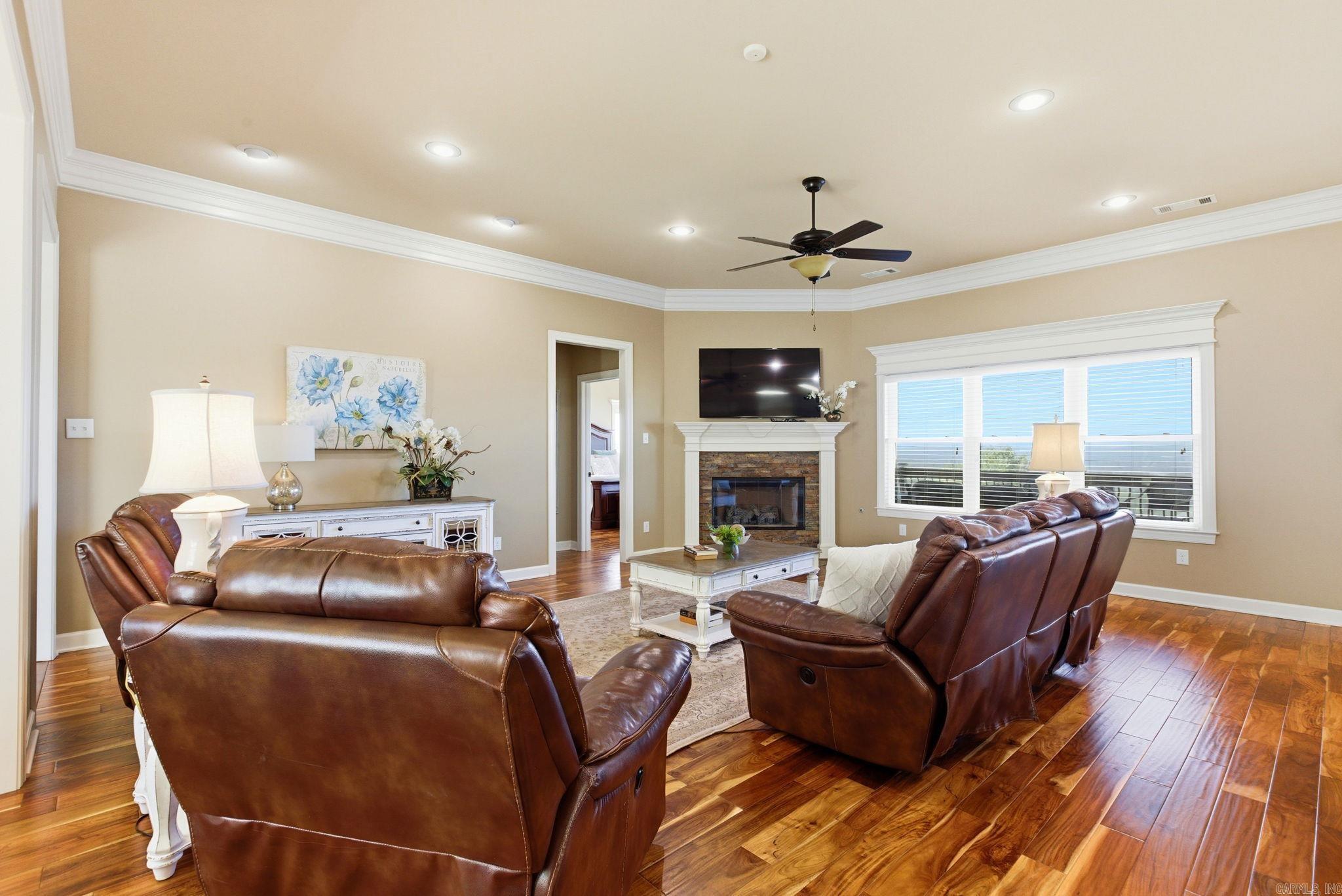 MAJESTIC POINTE - Residential