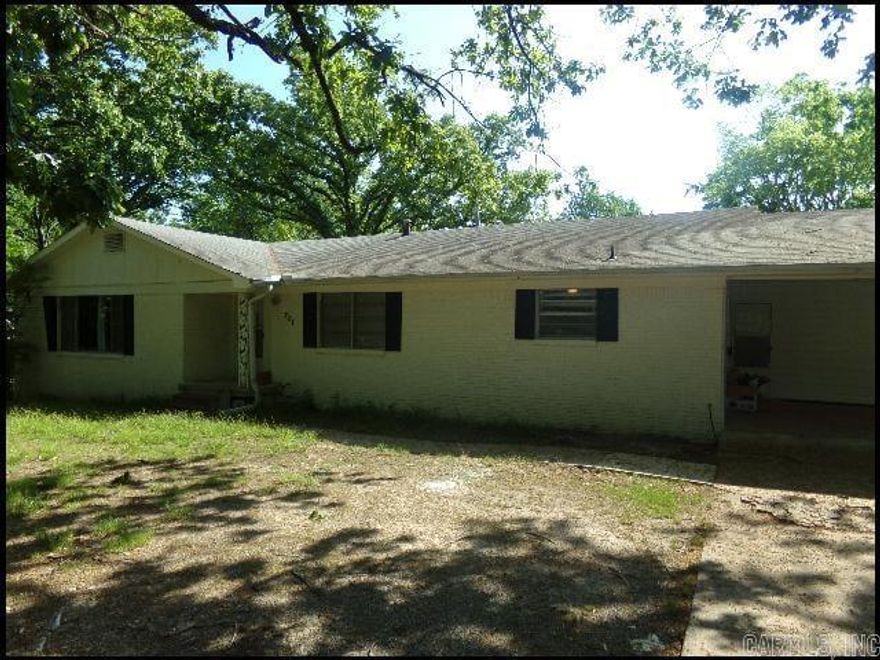 *LITTLE ROCK* MOVE-IN SPECIAL: 1/2 OFF FIRST MONTHS RENT WITH MOVE IN BY JUNE 1ST!! SPACIOUS HOME IN LINCOLN PARK SUBDIVISION!! This 3 Bedroom And 2 Bath Upstairs Unit Features Over 2900 Sqft! Refrigerator, Stove, And Dishwasher In Kitchen! Hardwood Floors Throughout! Washer Provided, With Gas Dryer Hookup! Wooded Lot! 2 Car Carport For Parking! NO ACCESS TO DOWNSTAIRS FOR UPSTAIRS TENANT! AVAILABLE NOW!!!  <a href='https://raineyrealty.com/virtualtour.php?r=uSGaWd'> Click here for a 360° Virtual Tour</a>