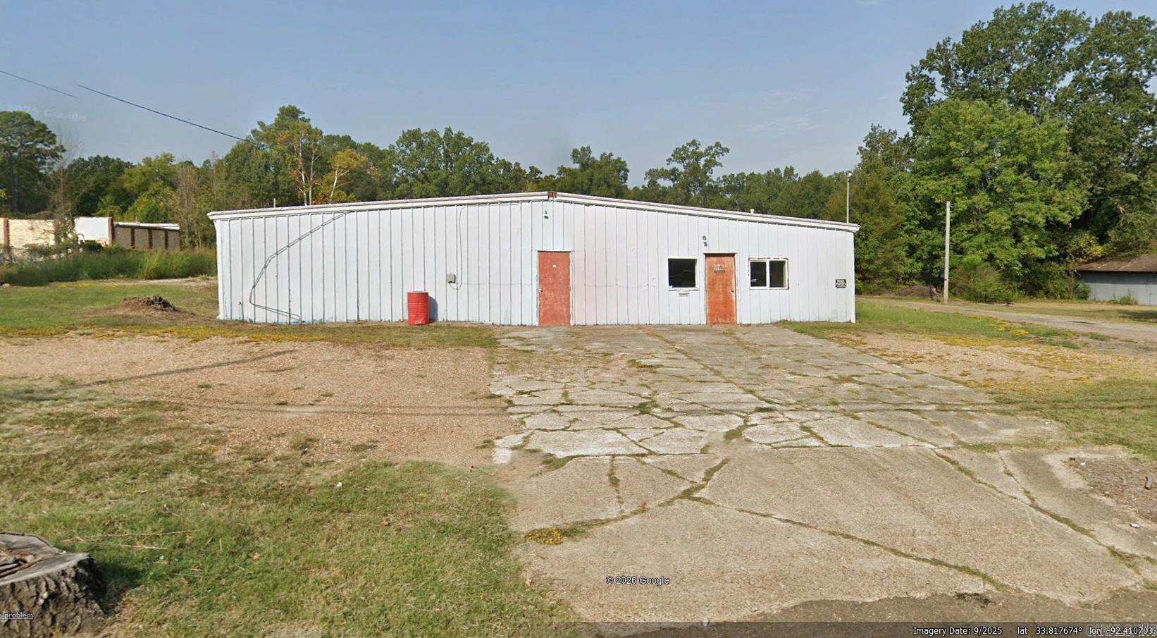 Main image without alt text