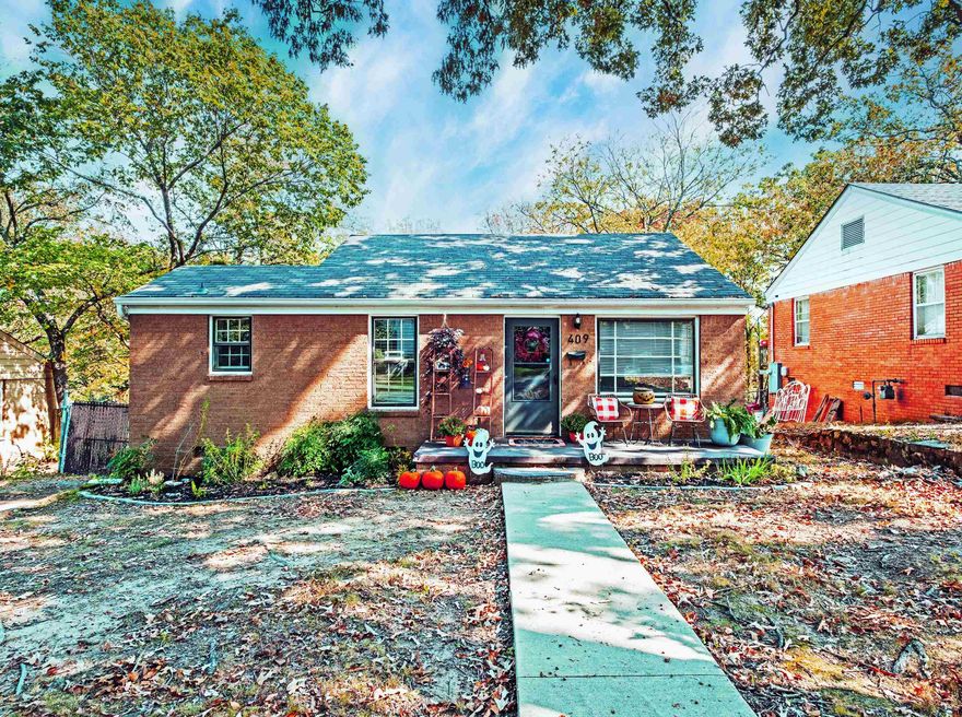 Lovely Hillcrest cottage near St Vincent and UAMS. Home has great updates and beautiful hardwood floors. Kitchen has newer appliances and an adjacent  laundry room. Refrigerator Washer and Dryer will remain with property. Electrical has been updated with a new panel. New Roof 2022. Fresh paint so it is move in ready!