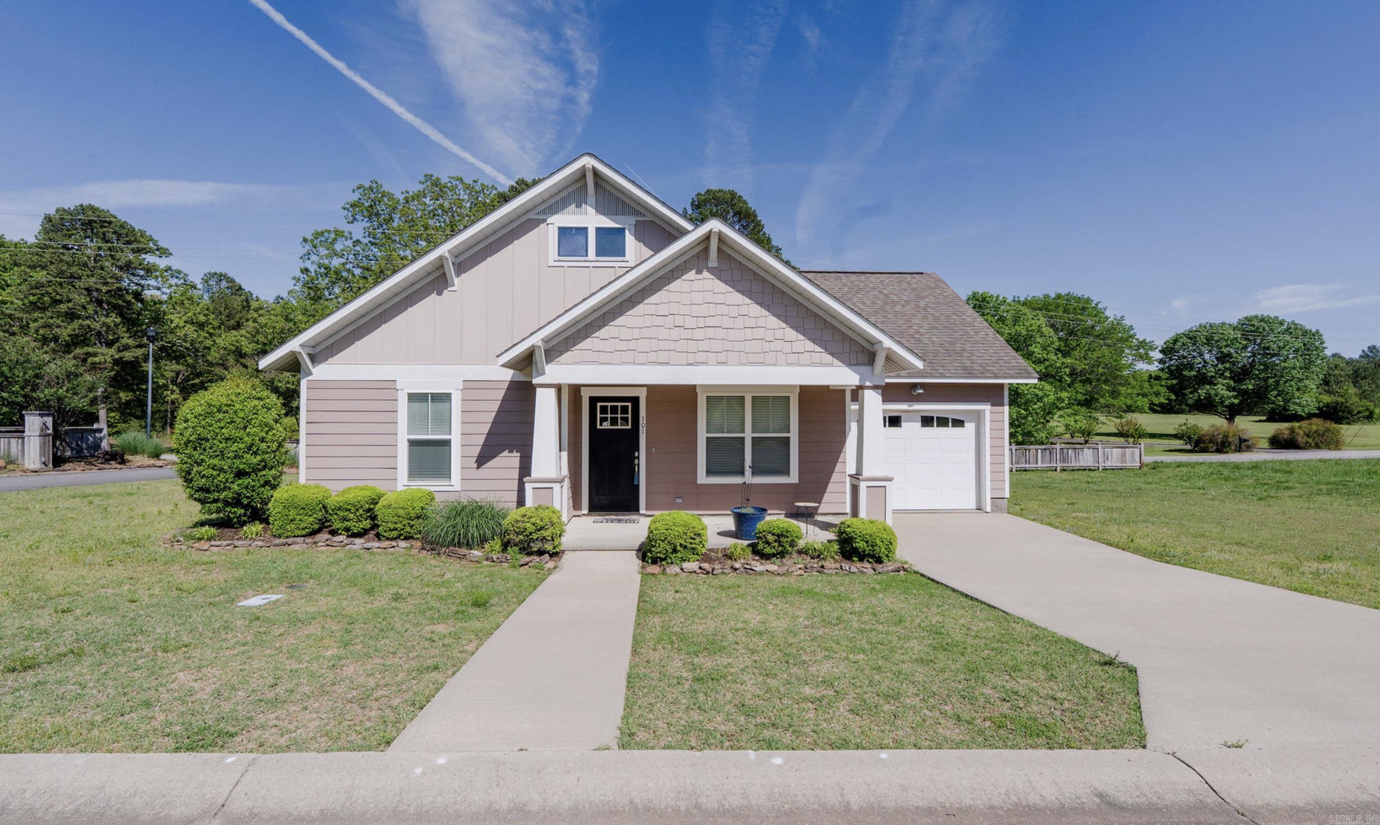 Fabulous location within minutes of Damsite Marina and Greers Ferry Lake!! This move-in-ready charming cottage has 3 bedrooms and 2 full baths with vaulted ceilings throughout. This home feels both spacious and stylish with stained concrete floors and beautiful granite counters. Enjoy relaxing on the cute front porch or the back deck. This amazing home is located in a perfect neighborhood within minutes to all Heber Springs has to offer! Schedule a tour today to see this gem of a home!