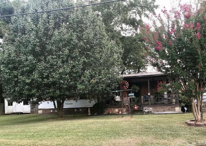 This two bedroom, two bath mobile home is in great condition and move in ready! In a quiet neighborhood in a low traffic area. Call today to see!