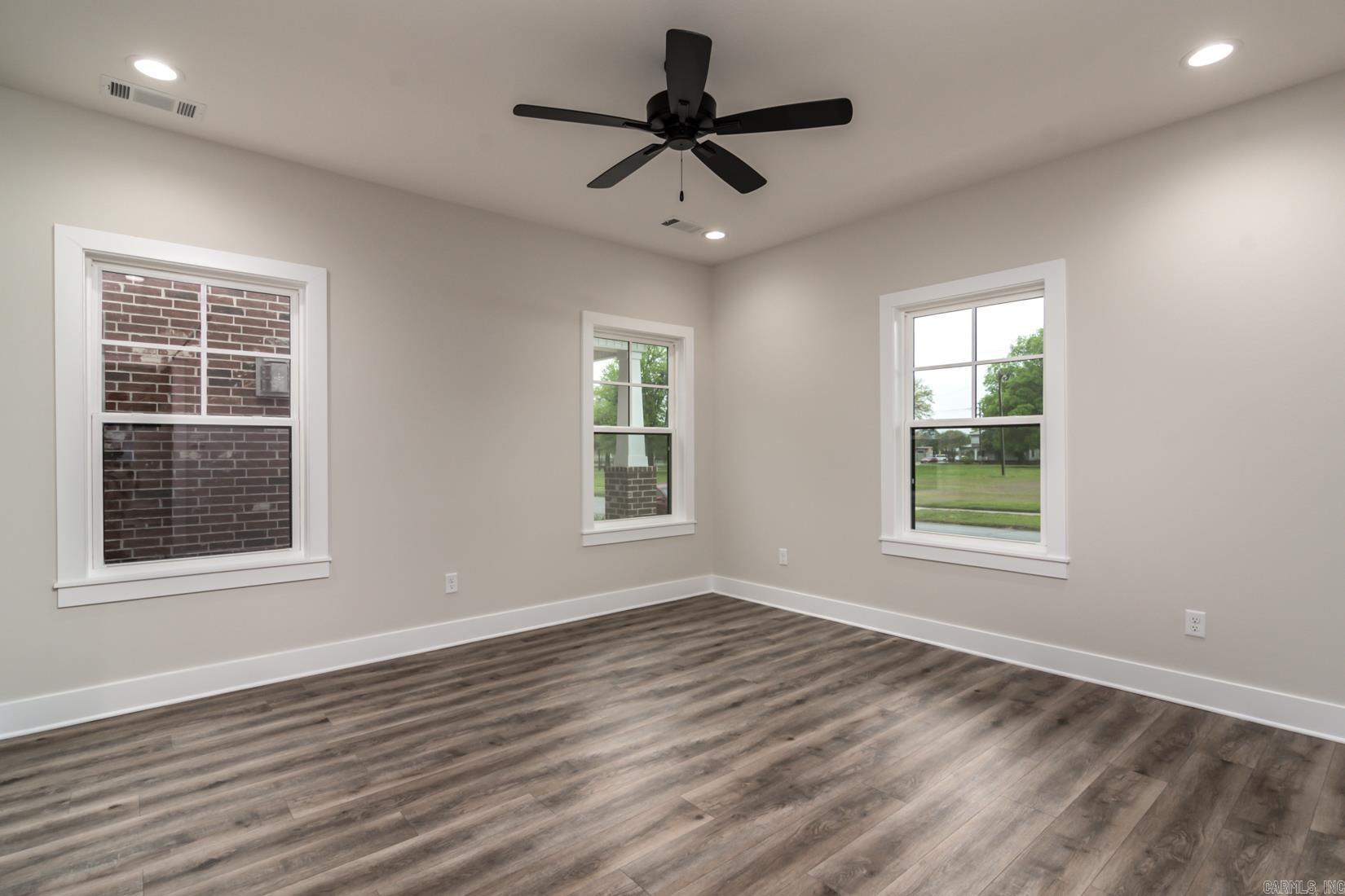 MACARTHUR PLACE ORIGINAL CITY OF - Residential