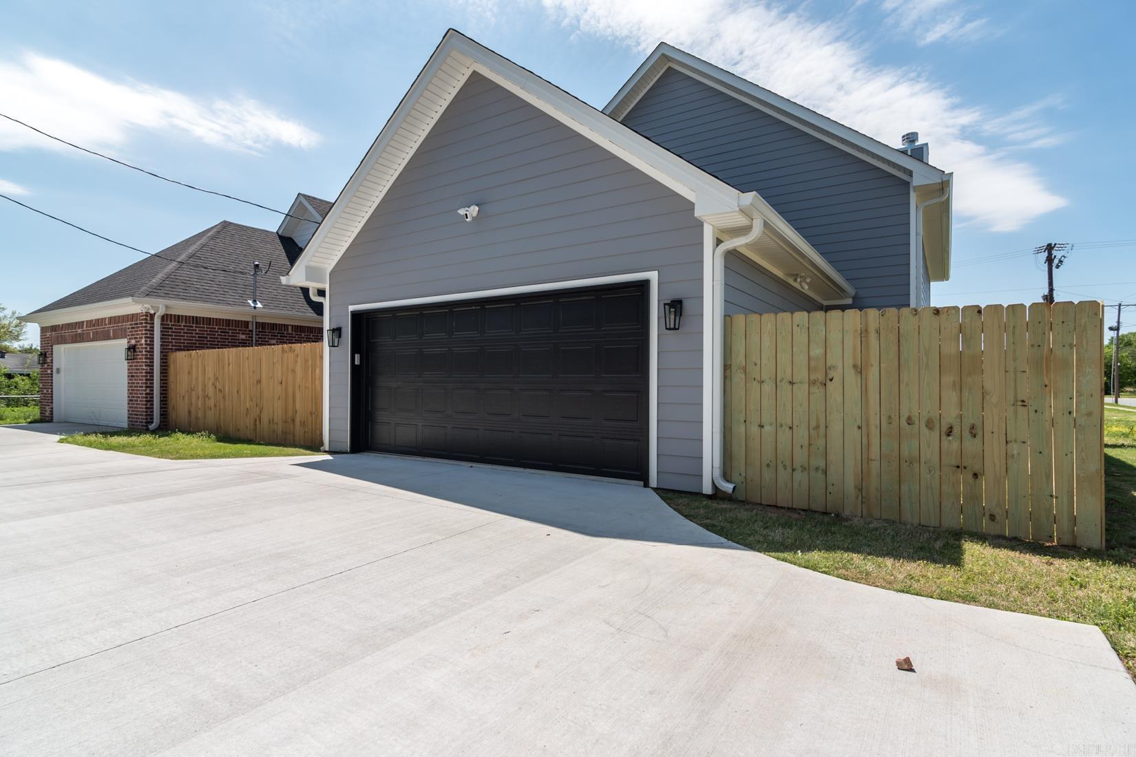 MACARTHUR PLACE ORIGINAL CITY OF - Residential