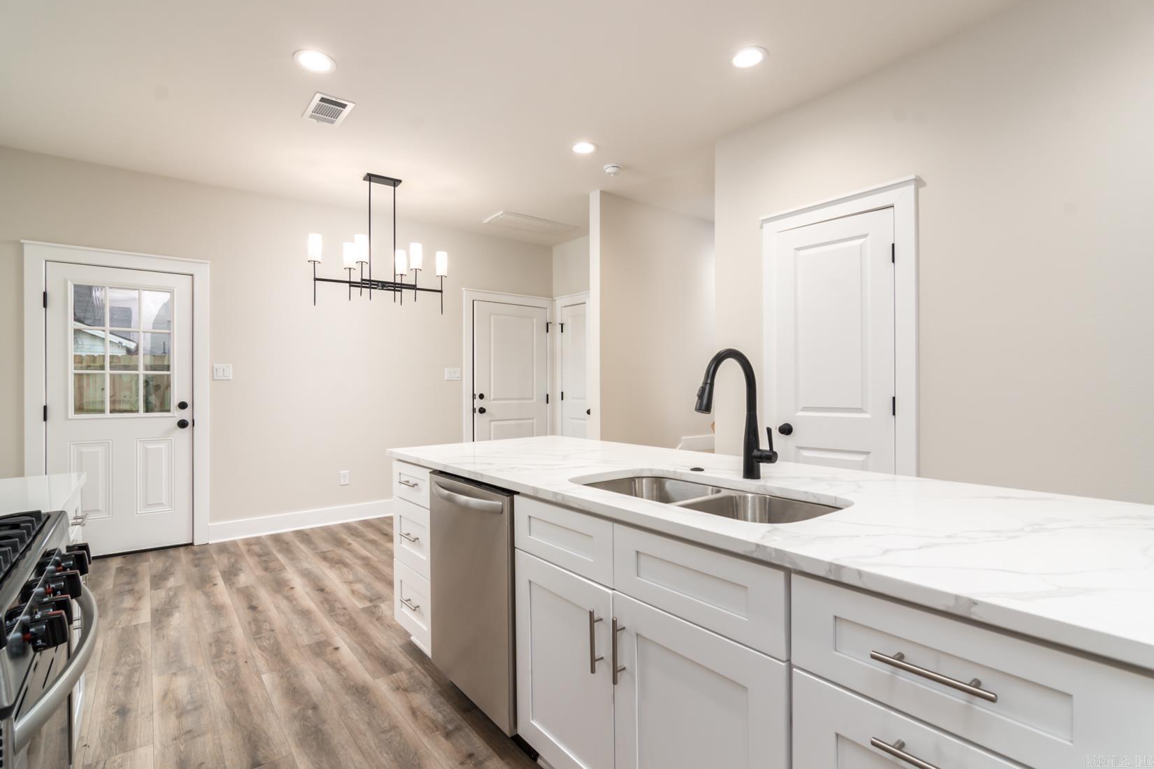 MACARTHUR PLACE ORIGINAL CITY OF - Residential