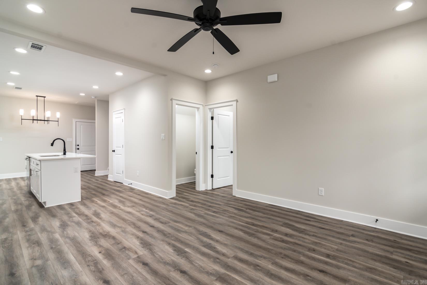 MACARTHUR PLACE ORIGINAL CITY OF - Residential