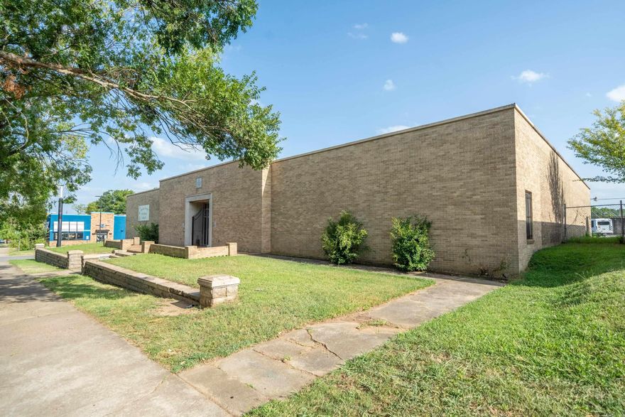 311 W Grand & 315 W Grand -187 Ft of Road frontage right in the heart of the City on W Grand Avenue and Central. Buildings have so much potential with a separate building that could be used as a public front or keep current tenants, this has a combined square footage of 13,647. Easy access to main path to I30. Wheelchair accessible. Plenty of parking in back.