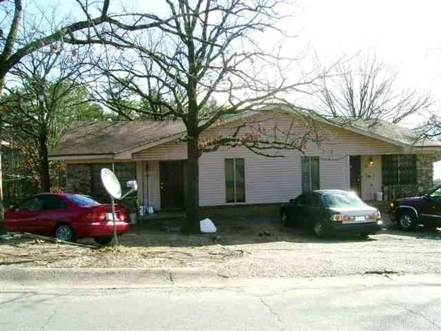 Downstairs apartment, convenient WLR location.