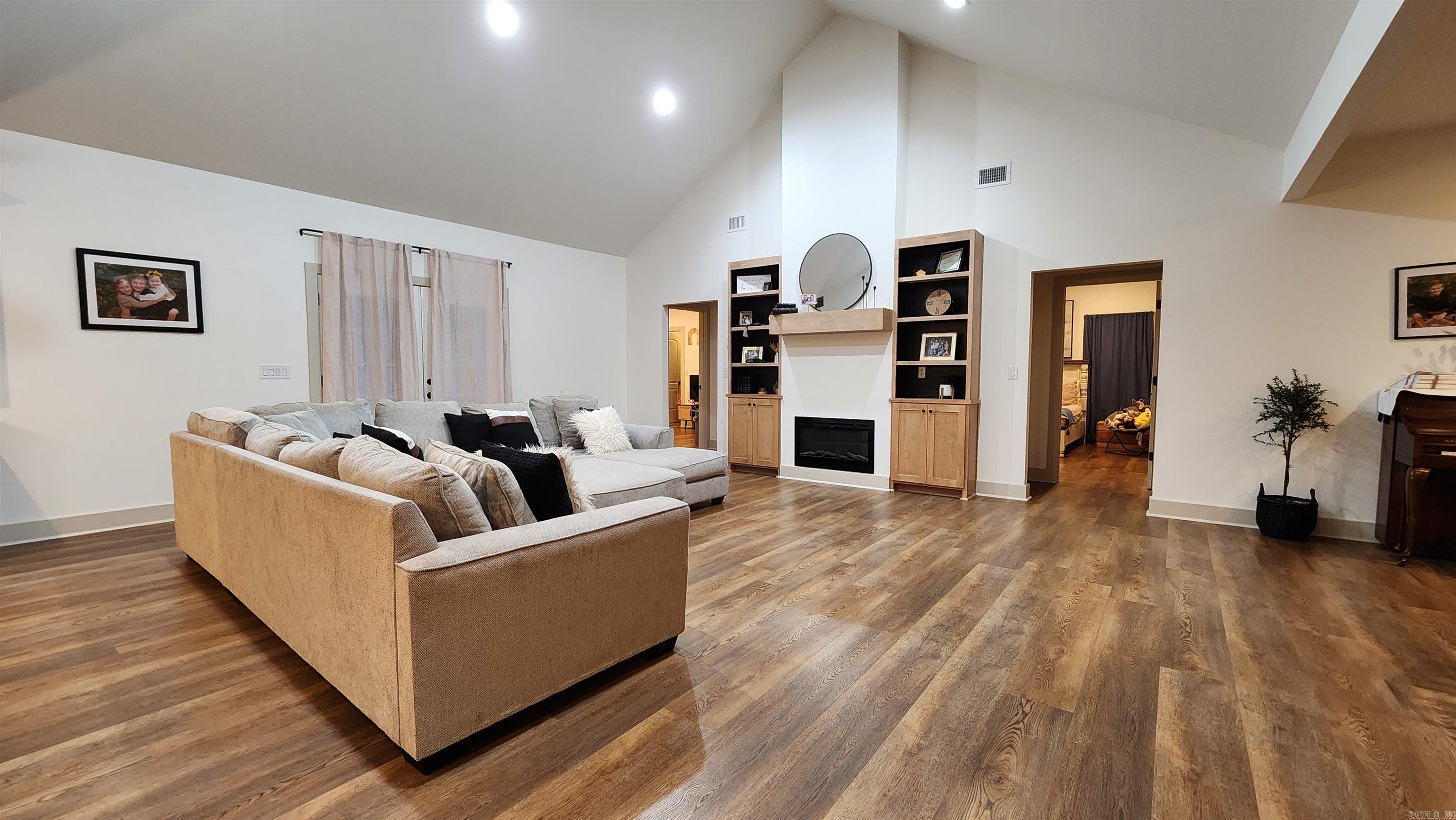 SPRING HILL - Residential