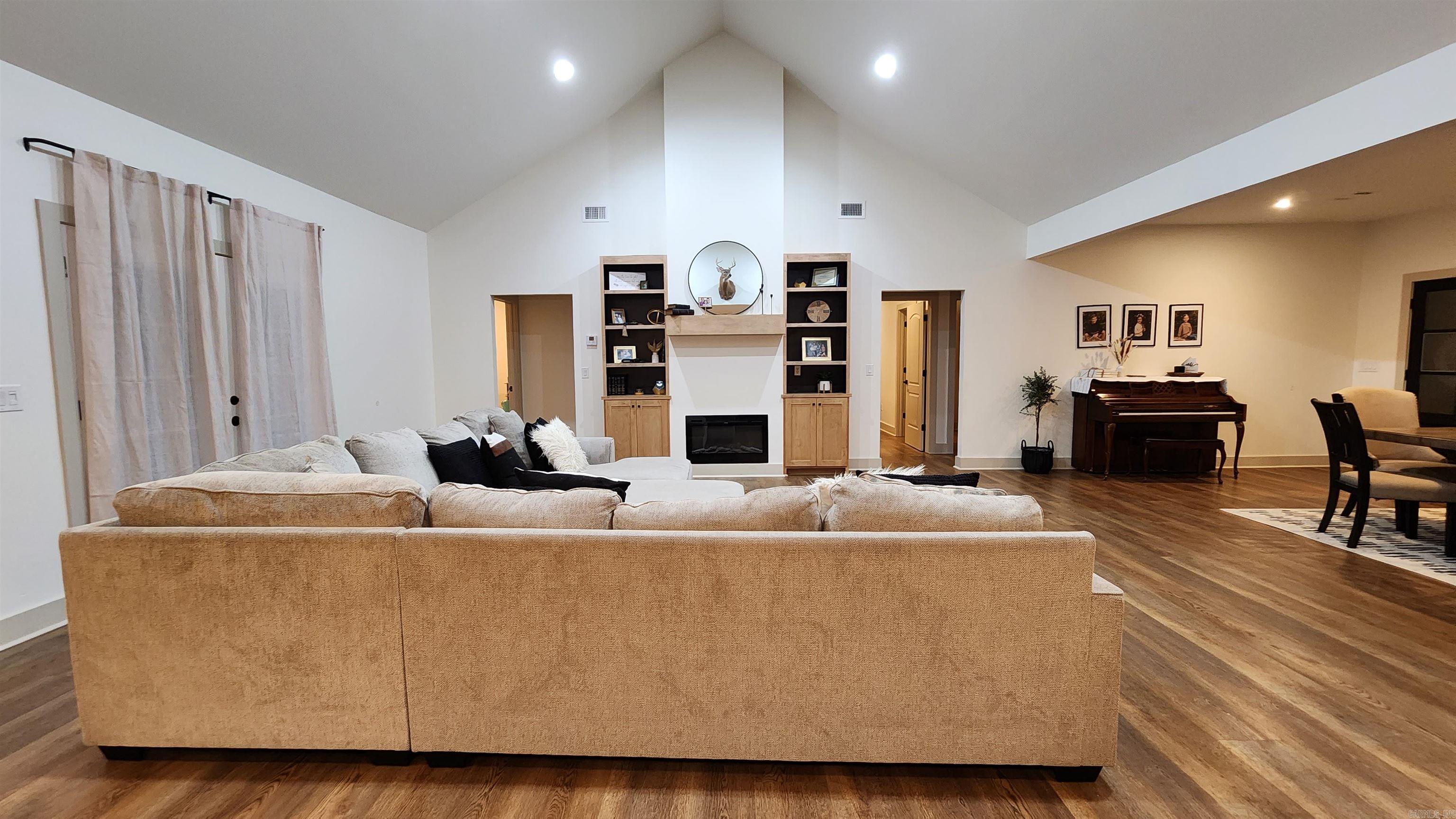 SPRING HILL - Residential