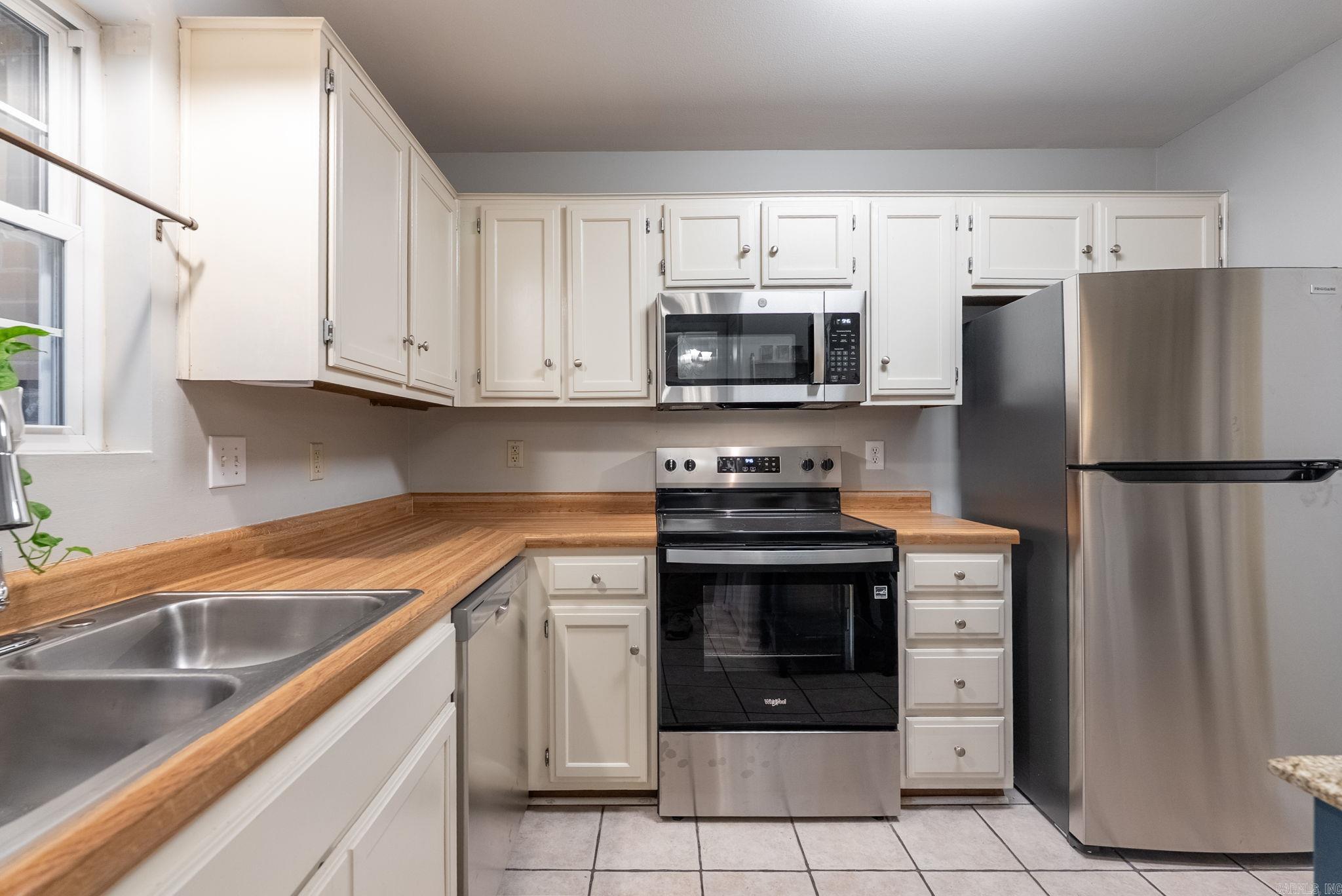 OAKCREST MANOR TWNHMS - Residential