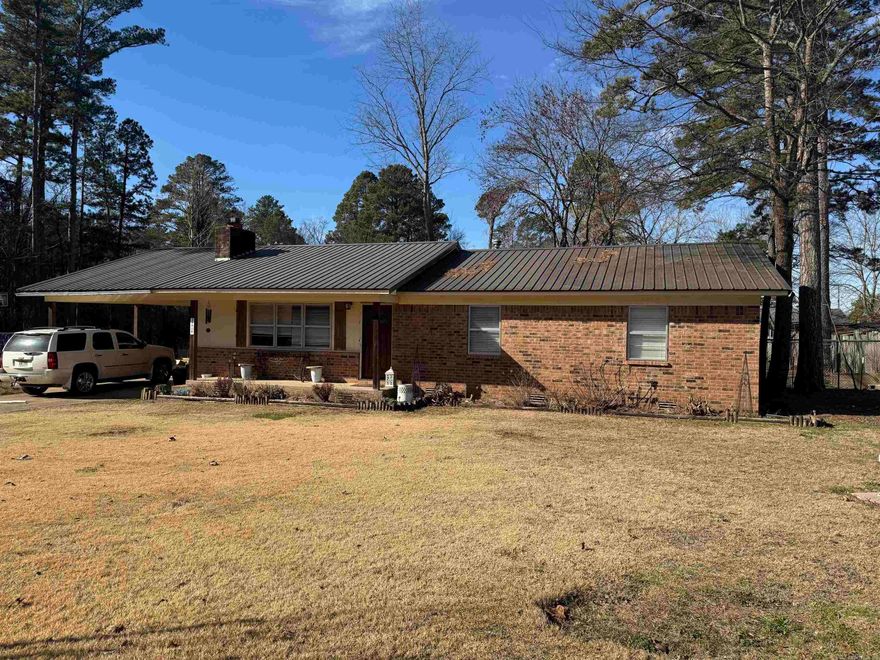 Stunning 3-Bedroom, 2 Bath residence thoughtfully remodeled within the past few years.  Kitchen with granite counter tops show casing modern finishes. Metal roof. Situated on two lots, the property includes a large outbuilding offering excellent potential for guest house or private mother-in-law quarters. Prime location with National Forest and Shoal Bay on Lake Dardanelle close by. Truly a must see home.