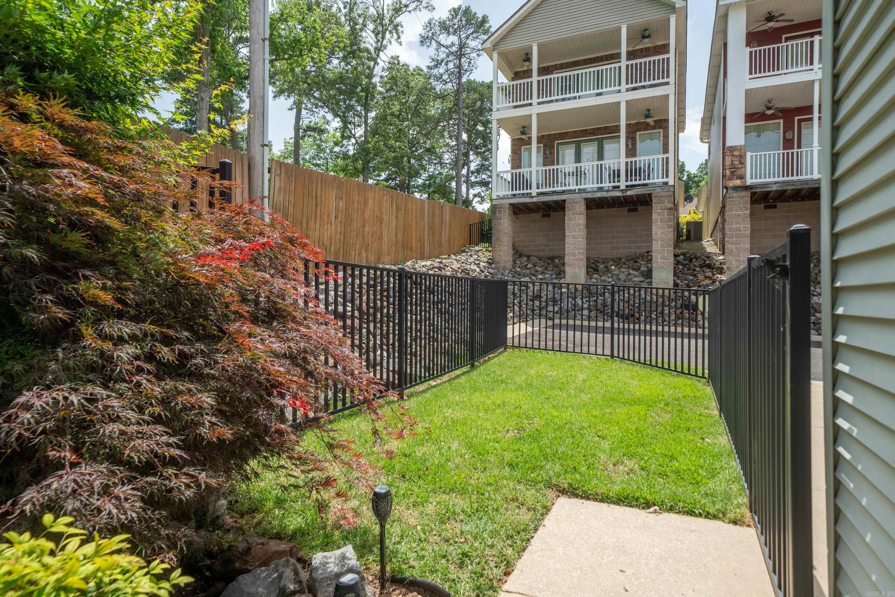 MAJESTIC LAKE VILLAGE TOWNHOMES - Residential