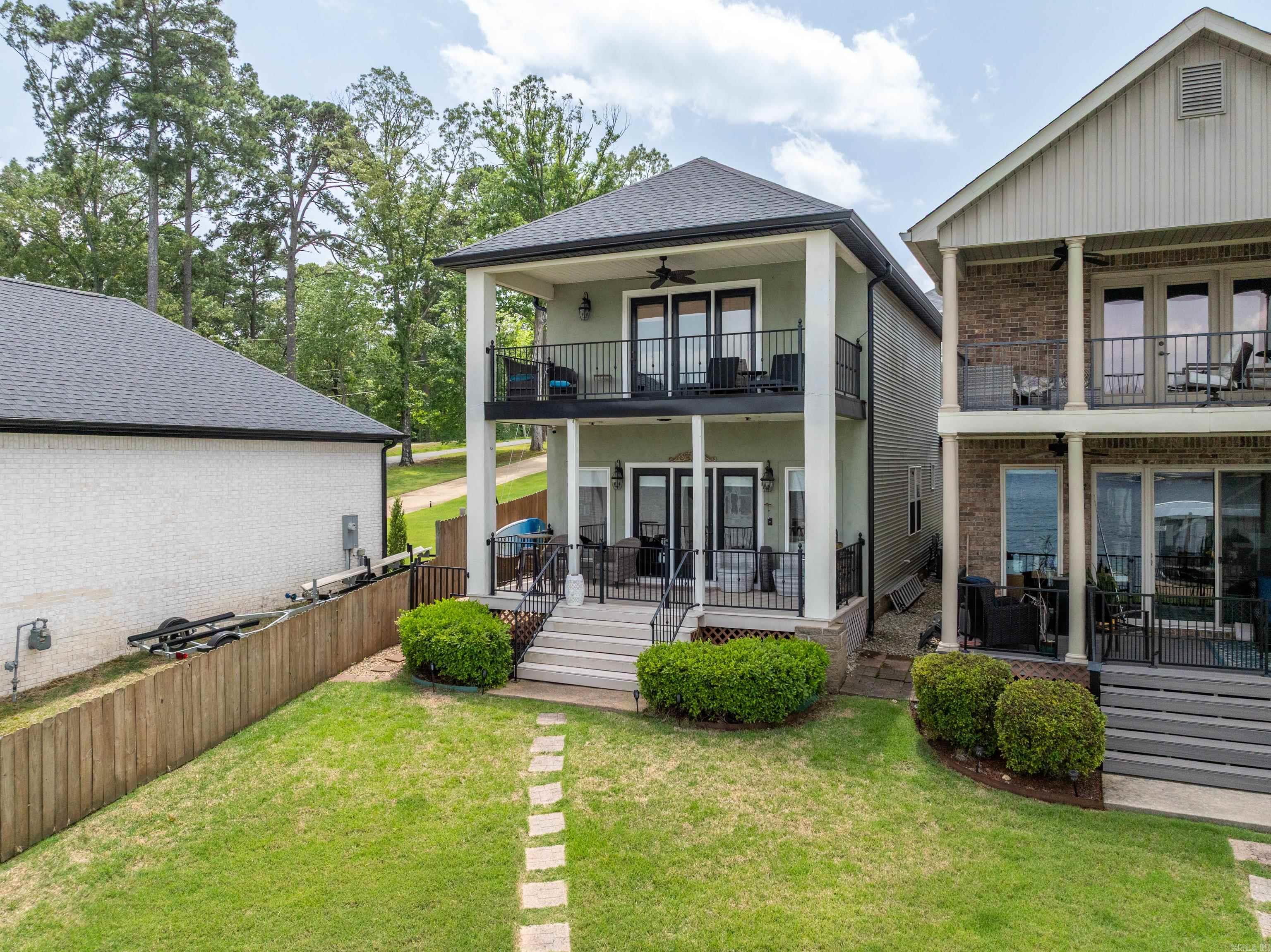 MAJESTIC LAKE VILLAGE TOWNHOMES - Residential
