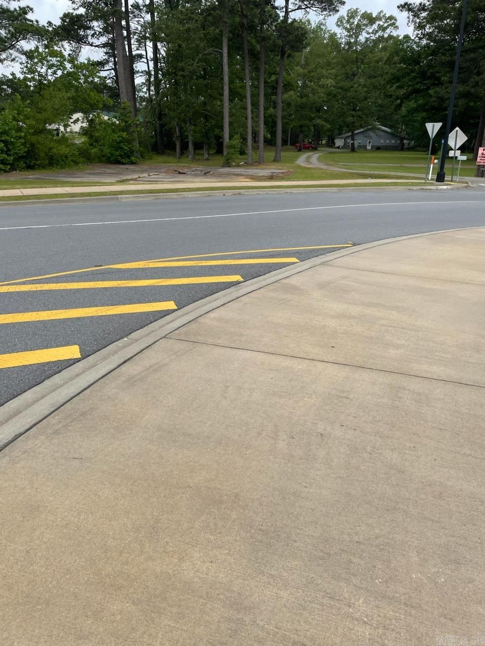 Prime real estate in high traffic area. Building has four rooms currently being used as offices. Also includes kitchen and 2.5 bathrooms. Located next to Holiday Express and Buffalo Wild Wings on Alcoa Road.