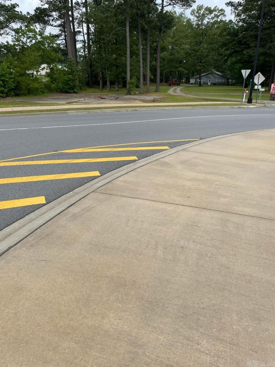 Prime real estate in high traffic area.  Building has four rooms currently being used as offices. Also includes kitchen and 2.5 bathrooms.  Located next to Holiday Express and Buffalo Wild Wings on Alcoa Road.