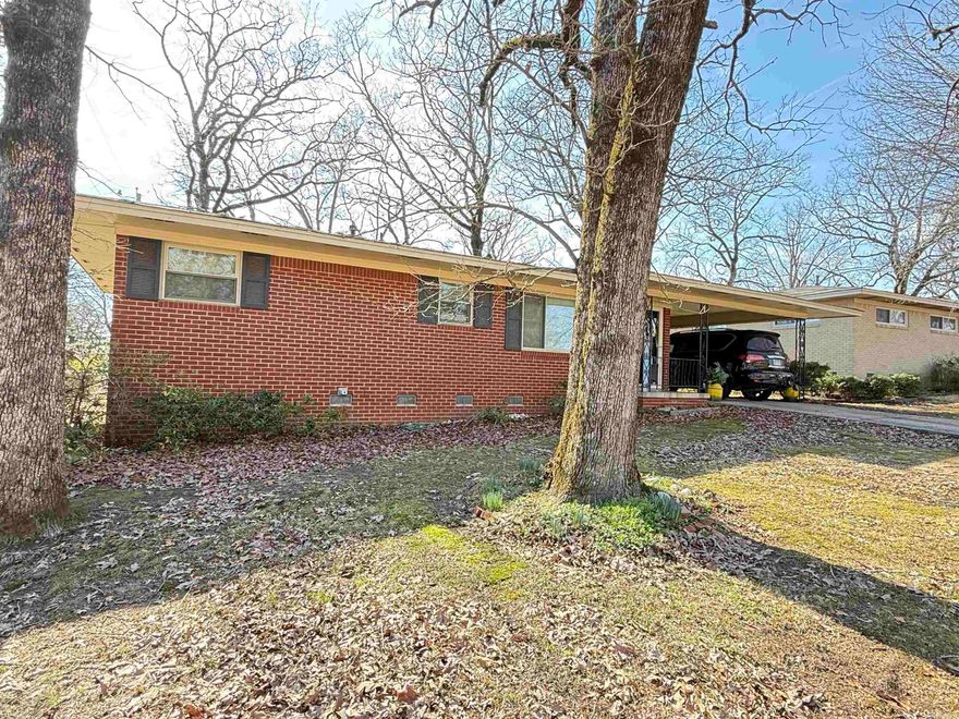Come see this cute, well-maintained home in the heart of NLR.  Two bedrooms, one bath, den and a large eat-in kitchen.  Kitchen has a double oven, and has a nice back patio.  Newer roof and decking in 2023.  New Heat 2015, New Air 2017, New air ducts 2024, New windows and updated kitchen with granite tops. backsplash, and stainless steel Appliances