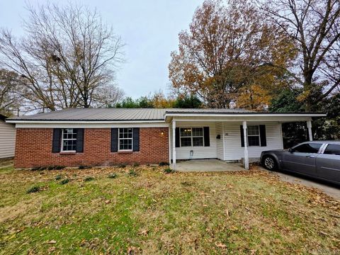 Photo of 32 Southern Ct, Pine Bluff, AR 71602 (MLS # 25049702)