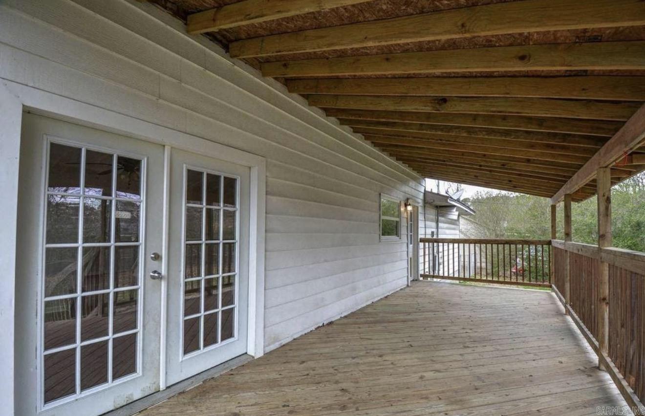 BEAUTIFUL LAKEVIEW - Residential