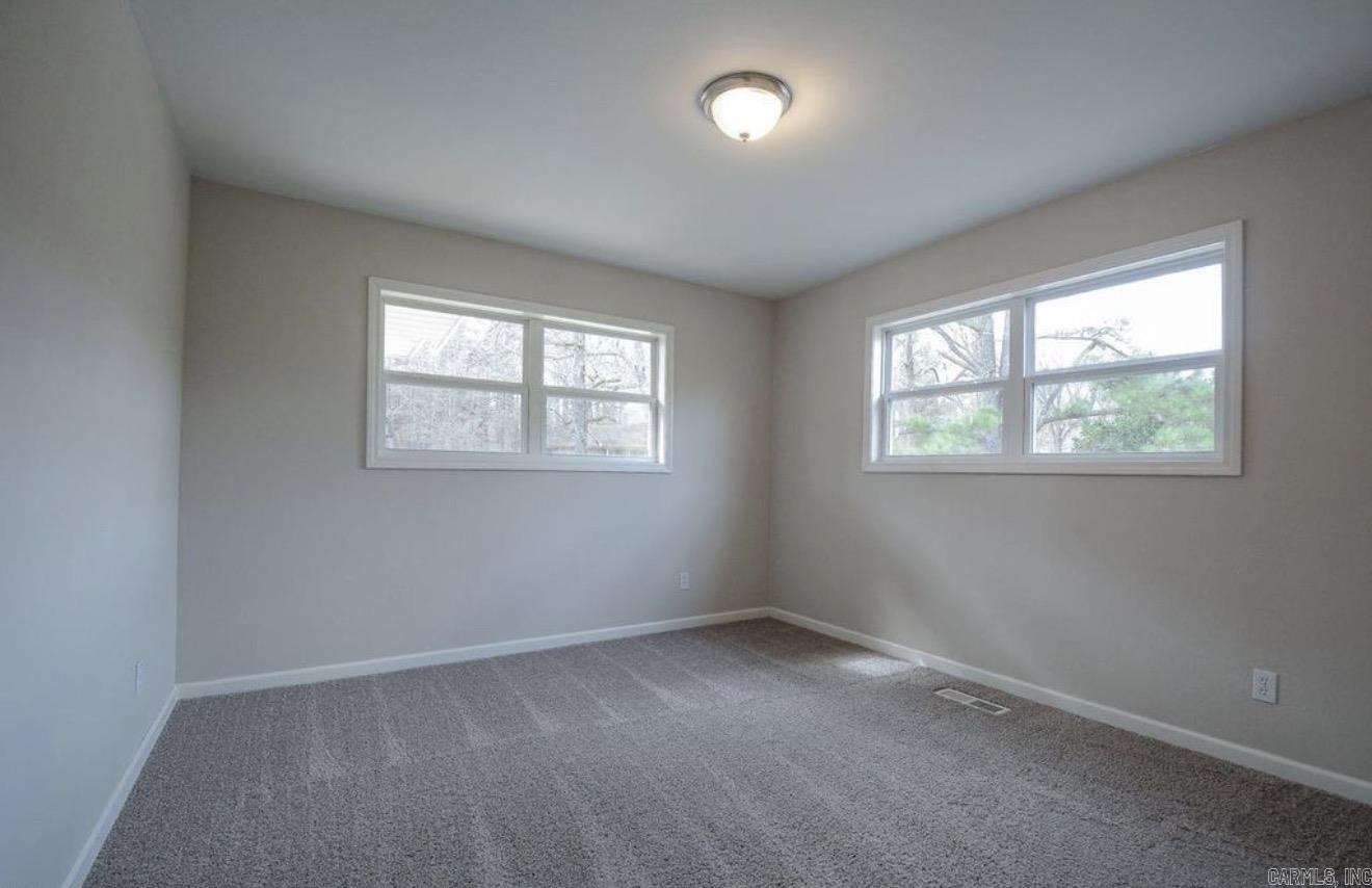 BEAUTIFUL LAKEVIEW - Residential