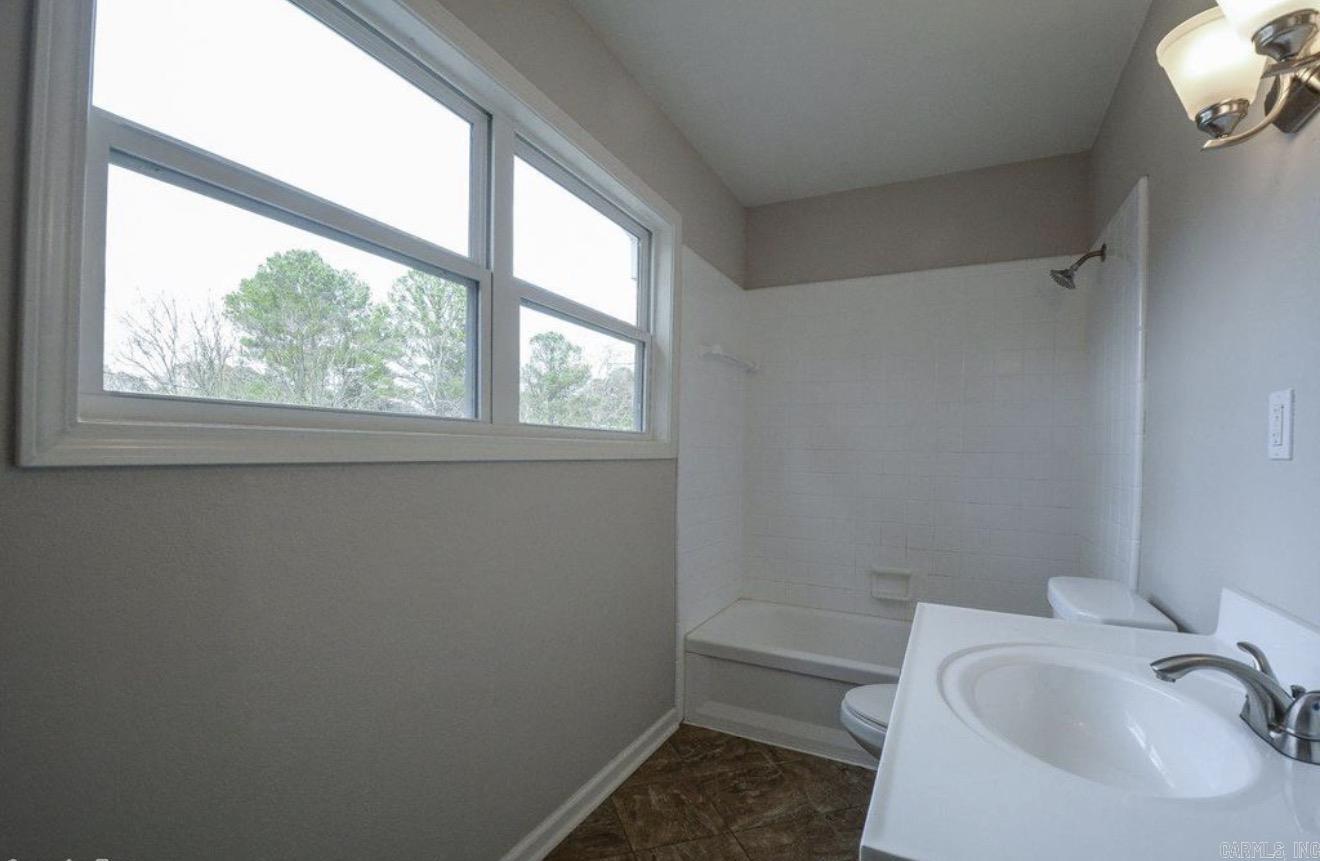 BEAUTIFUL LAKEVIEW - Residential