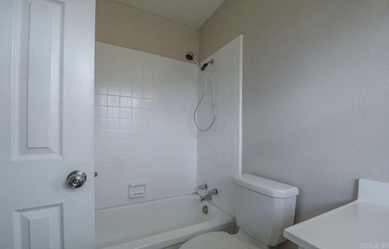 BEAUTIFUL LAKEVIEW - Residential