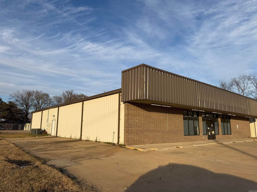 This 8,200-square-foot building offers endless possibilities, including retail, restaurant, warehouse, storage, or professional office space. Located at the prime intersection of Highway 165 and Highway 65, this high-visibility property benefits from excellent traffic exposure. The building features three air-conditioning units, a wide side door ideal for unloading, one bathroom, and multiple storage rooms. Let your imagination run wild with the income potential this high-traffic location has to offer