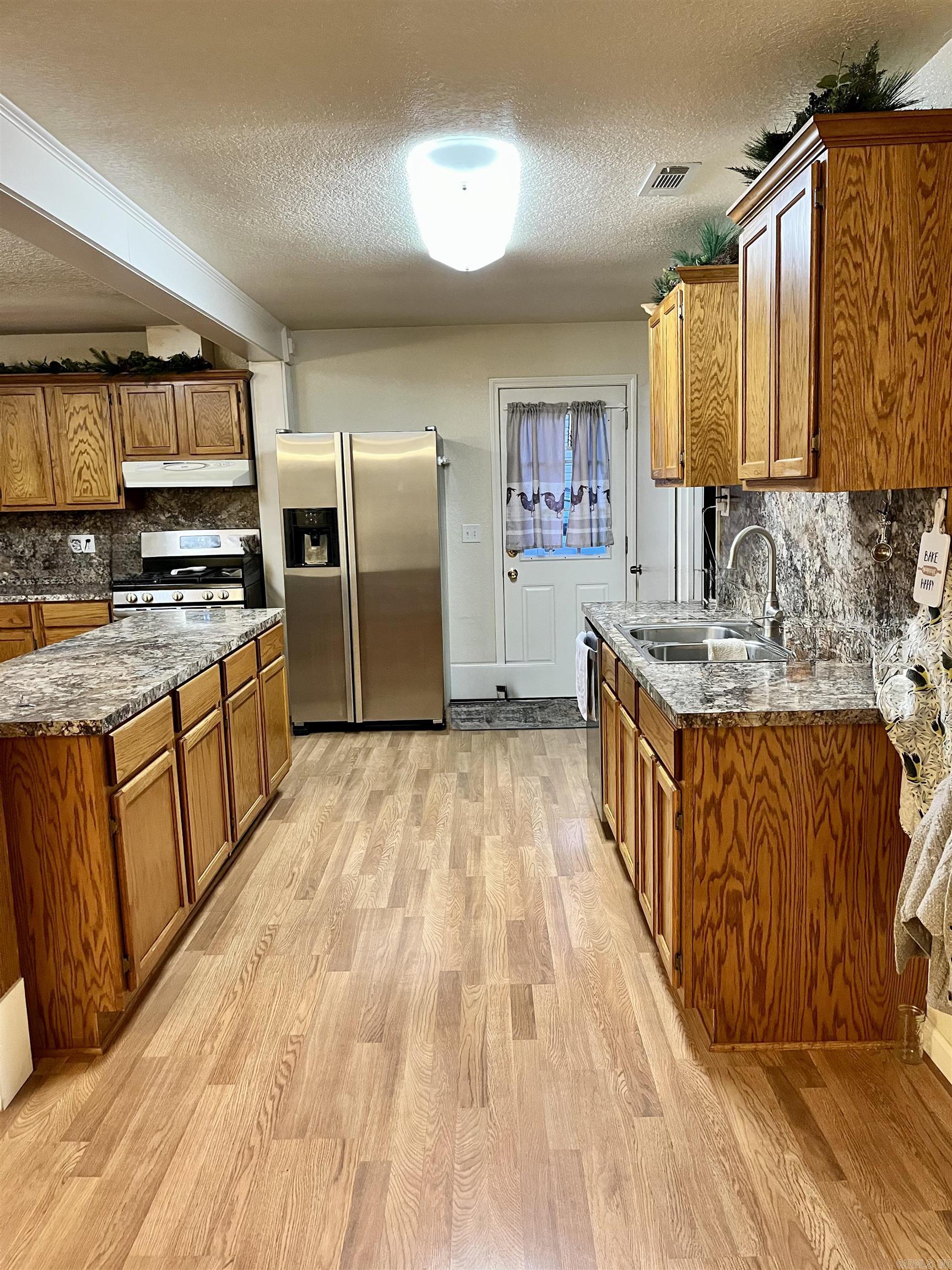 PEBBLE LAKE - Residential