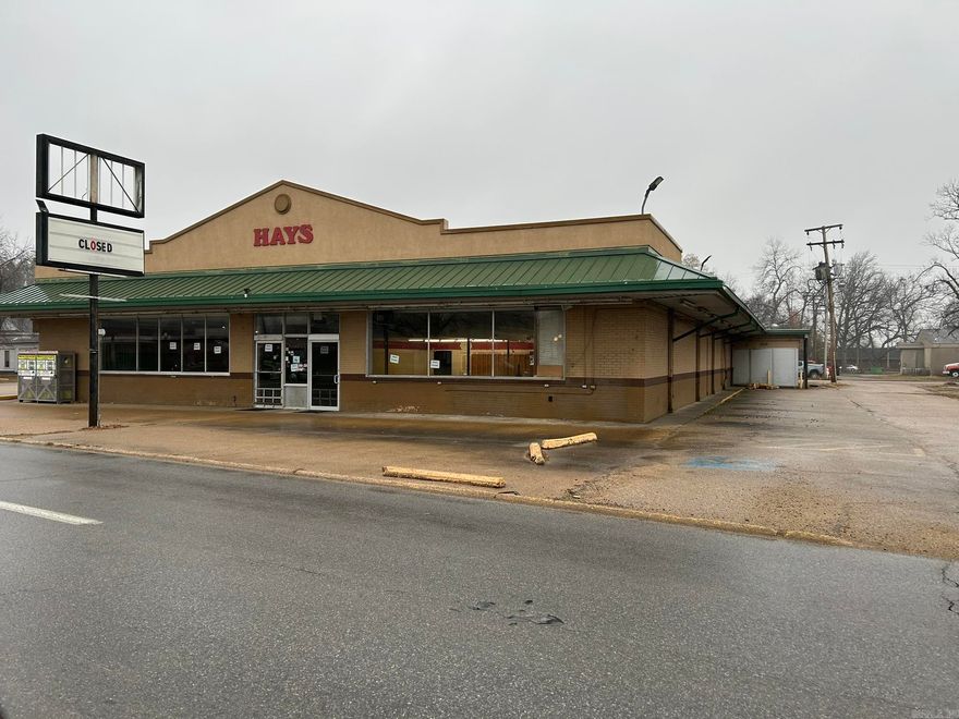 Long established as the Center of Wynne, AR this retail location has been a grocery store with an outstanding retail history. The bones of the property are great. The roof has no problems. All of the space is heated and cooled. Just vacated by a grocery retailer.  This 8890 sq ft Building are ready for your company colors and logo. Ample parking makes it easy for all of your customers to park on the site.  Establish your business in "The City with a Smile"!