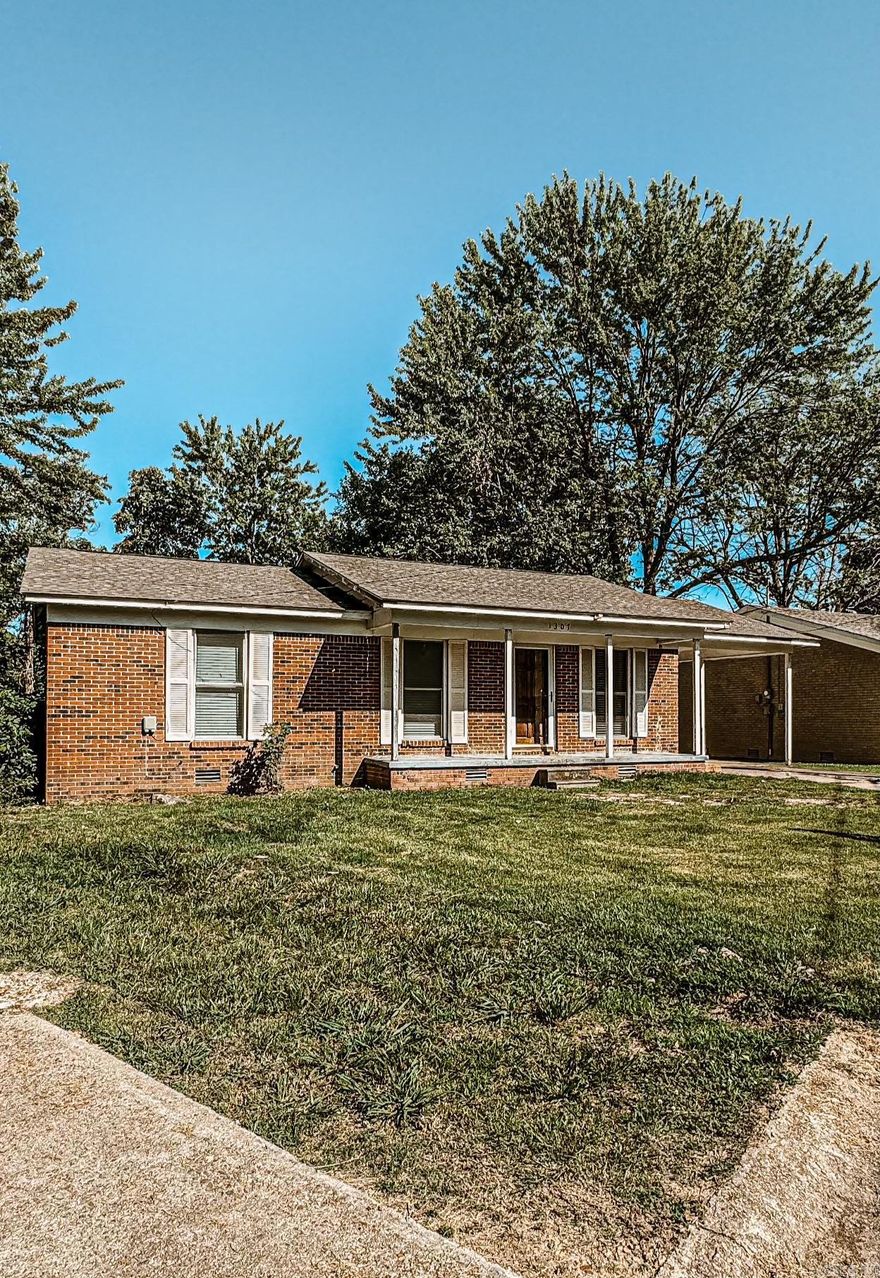 Quaint home in the heart of Paragould, Close to down town and school, this 3 bedroom 1 bath won't last long, New roof in 2020 New windows in 2020 New HVAC in 2020 New Carpet in 2024 and a 200 amp electrical panel,  Just looking for new owners to make this house a home.