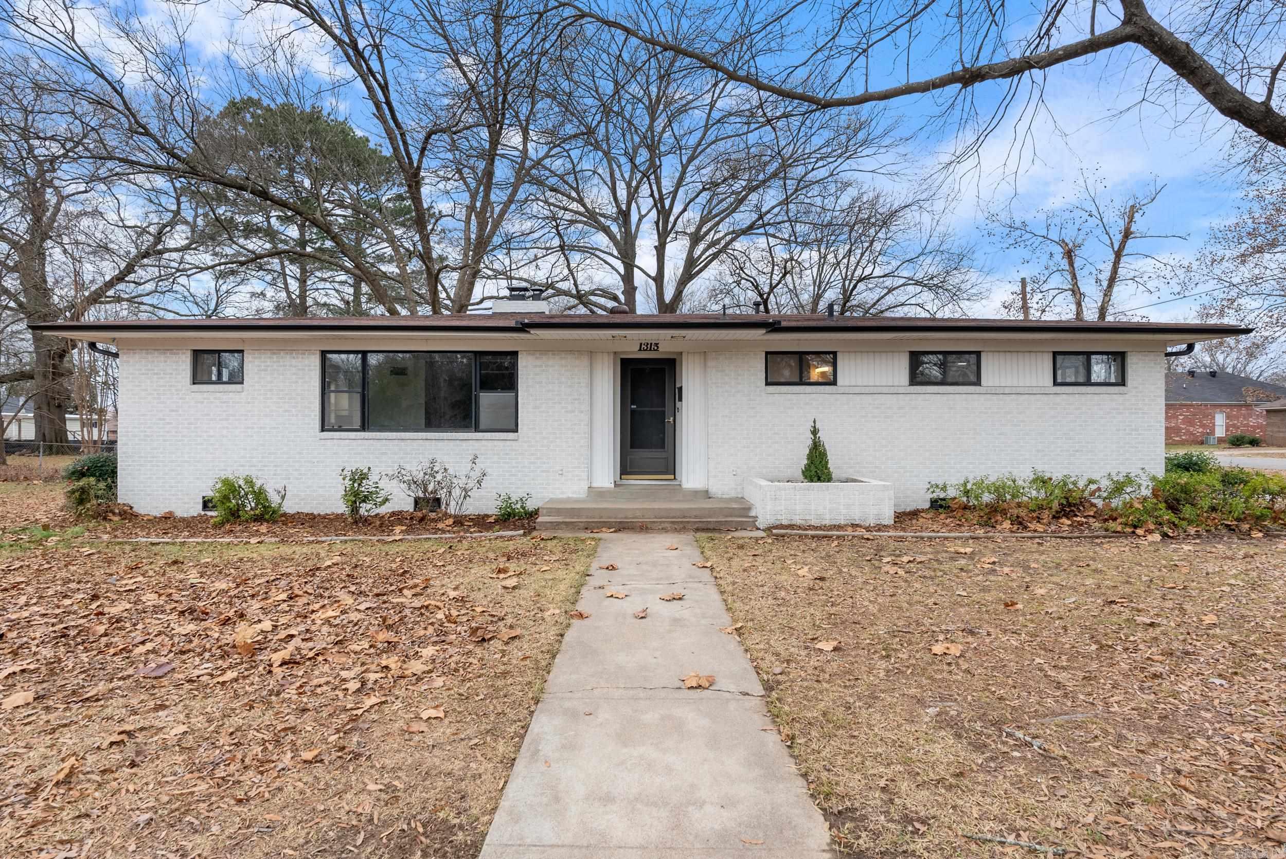 Beautifully remodeled home in the heart of Conway! The home offers a two car garage and a large back yard! Spacious Kitchen! Bonus Area! And a Big Living Room! Perfectly placed on a beautiful corner lot in the center of Conway, close to shopping, dining and local amenities, this home is A MUST-SEE!