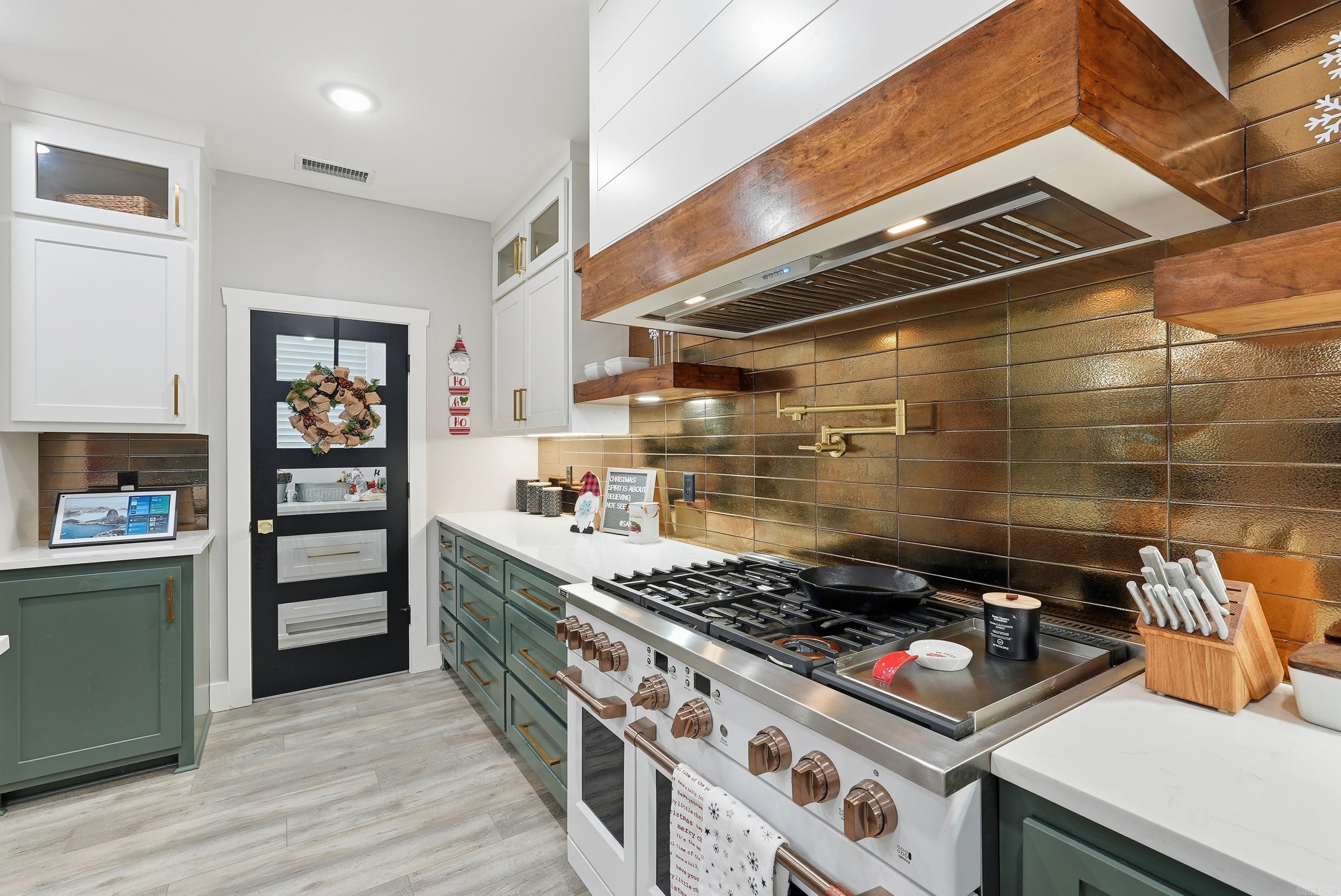 HIDDEN VALLEY - Residential