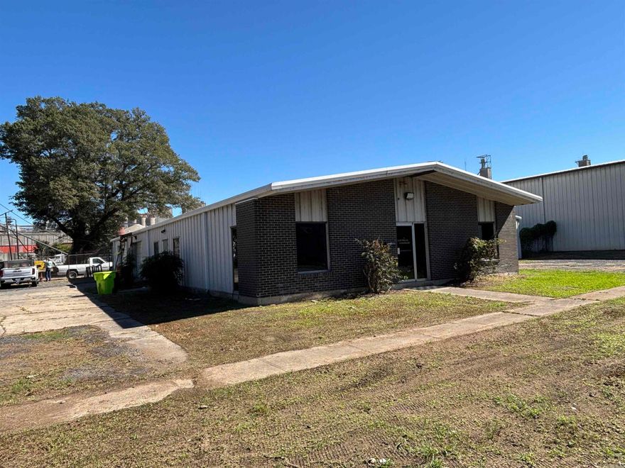 Great place for a shop or start-up business.  THIS WILL BE A LIVE AUCTION ON NOVEMBER 21ST @ 11:00 FOR MORE INFORMATION AND TERMS AND CONDITIONS TO GO www.tonycatheyauctions.com    CLICK ON UPCOMING AUCTIONS