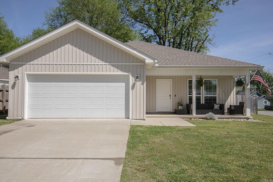 Move in ready home in Downtown Benton!  This adorable 3 bedroom 2 bathroom home features granite countertops in both the kitchen and bathrooms, spacious bedrooms, a pantry, fenced back yard, and a nice size laundry room. This like new home is easy to maintain and close to shopping, entertainment, restaurants, and everything else beautiful downtown Benton has to offer! Schedule your showing today!