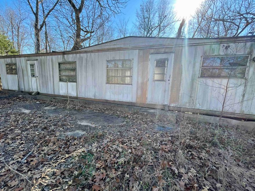 SOLD AS IS! Fixer upper for sale in North Central Arkansas! Country living with no close neighbors. This mobile home is ready to start remodeling or remove home and build. City water and sewer, NAEC electric with the new high speed fiber internet-NEXT. Minutes to Horseshoe Bend with 3 Lakes to enjoy. Crown Lake the largest has over 600 acres to boat, jet ski, canoe, paddle board, fish or just cruise around. Several restaurants nearby including Papa Dicks Pizza in the Crown Point Resort, VITOS Asian kitchen, Taco Tribe and Calabama Restaurant for your dining enjoyment. Conveniently located near Horseshoe Bend Municipal Airport (for small aircraft), Box Hound Marina, Crown Point Resort which has a brand NEW WATER PARK, NEW RV PARK, 2 golf courses (Turkey Mountain and Cedar Glade par 3) as well as hiking & biking trails.