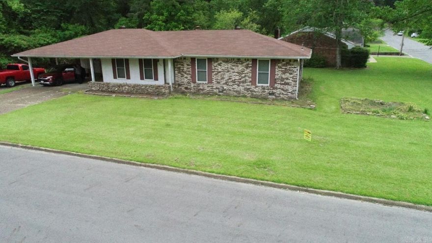 Public Auction Thursday, June 19th at 10AM 1,736+/- SF 3 Bedroom, 2 Bath Home on 1+/- Acre. Visit: www.FowlerAuctioneers.com for further details.