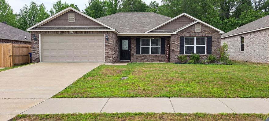 Quaint and cozy 3 bedroom and 2 bath home in newer East Conway neighborhood.  close to shopping, dinning and outdoor activities.  Fantastic listing!   See agent remarks