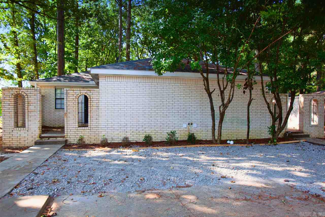 Great 2 bedroom and 1 bathroom duplex located in Jacksonville that has been updated within the past few years. This property is managed by Hoffman Team so beware of scammers - we will never ask you to Cashapp us money. The lease for this property is for 18 months to 2 years with a 3% increase after the first year. Income must be 3x the amount of rent per month unless you have a housing voucher. Deposit, first monthās rent, and the $50 administration fee due before move in.