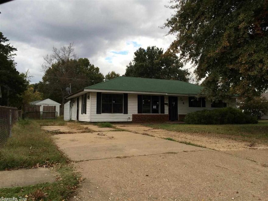 Formal Living, Separate shower and tub in master bath,  Great Opportunity.REO PROPERTY-BANK OWNED. PROPERTY SOLD AS IS. The Listing Broker & Seller assume no responsibility & make no guarantees, warranties or representations as to accuracy of the property information or photographs. Buyer to turn on Utilities for INSPECTIONS.