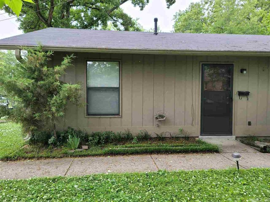 2 bedroom, 1 bath unit available.  Recently remodeled, new flooring, paint and updated kitchen.  Rent is $725, deposit $695.  Apply online at www.c21prjxrentals.com or visit Century 21 Prestige Realty at 5209 JFK to view!