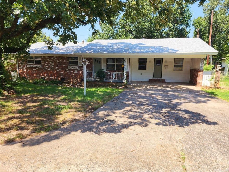 A charming 3 bedroom, 2 bathroom house located in North Little Rock, AR. This cozy home features a gas cook stove and beautiful granite countertops in the kitchen, adding a touch of elegance to your cooking experience. With three bedrooms, there is plenty of space for you to create your own personal oasis in each room. Don't miss out on the opportunity to make this house your home. Contact us today to schedule a viewing!