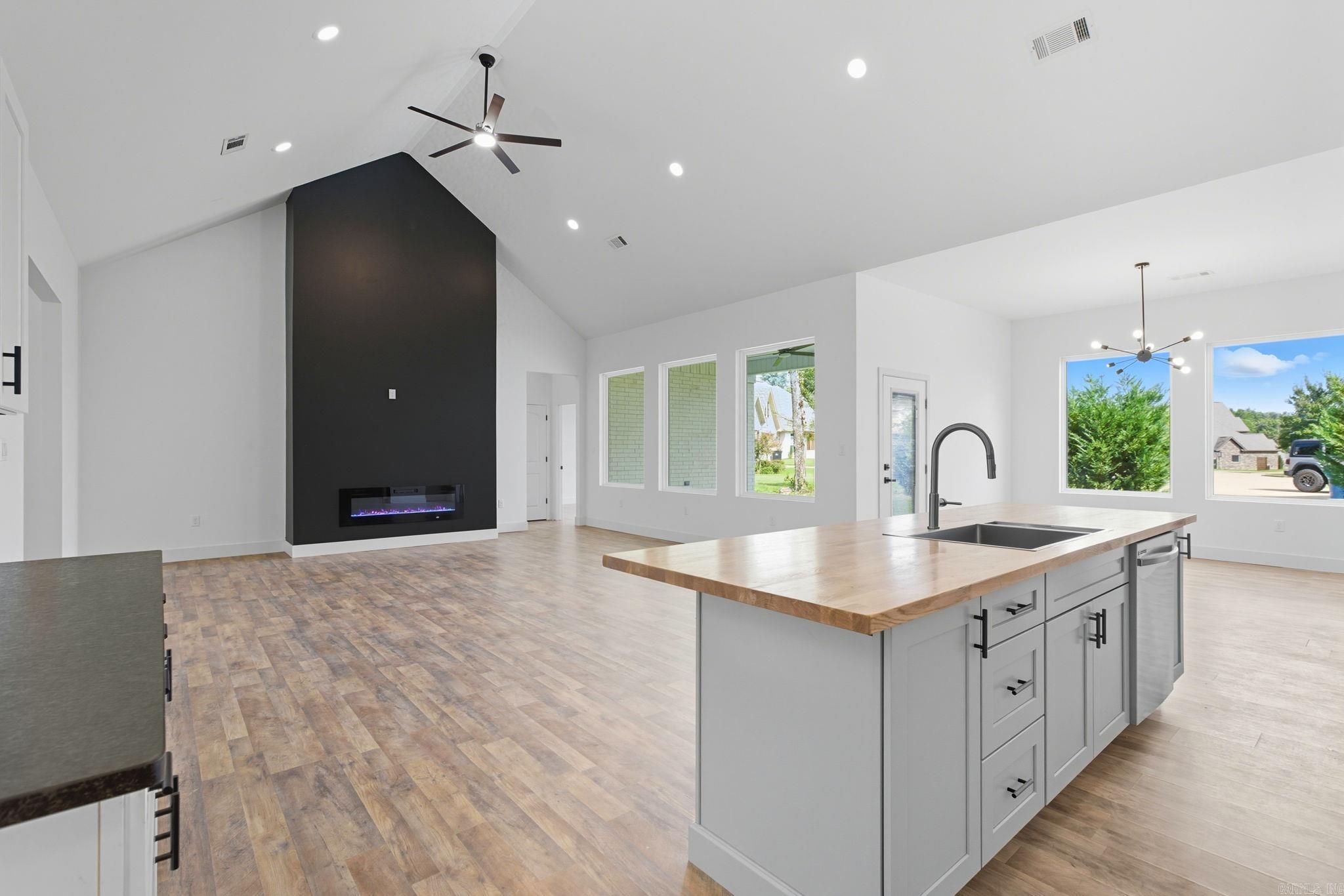 THE WOODS OF HURRICANE LAKE ESTA - Residential