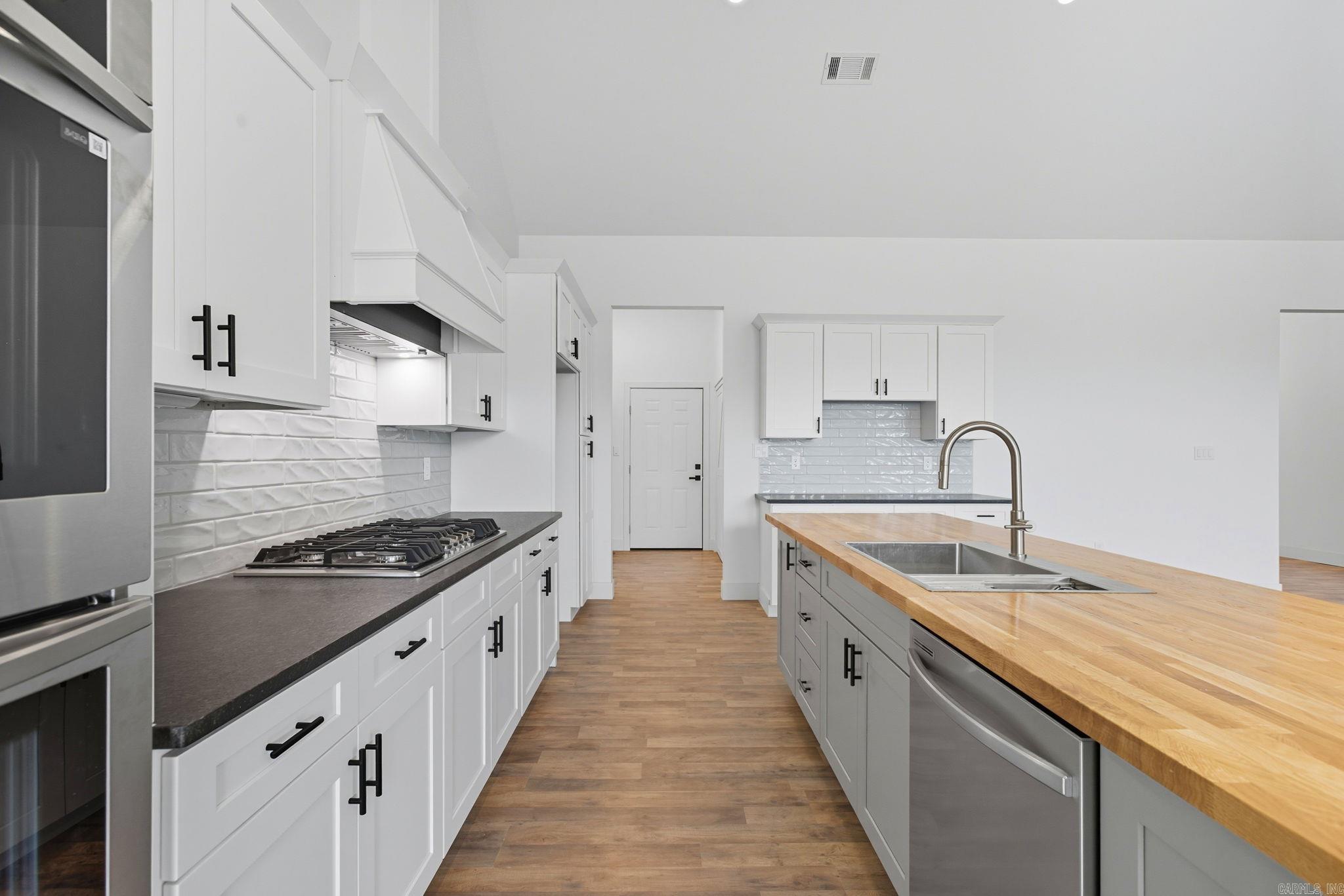 THE WOODS OF HURRICANE LAKE ESTA - Residential