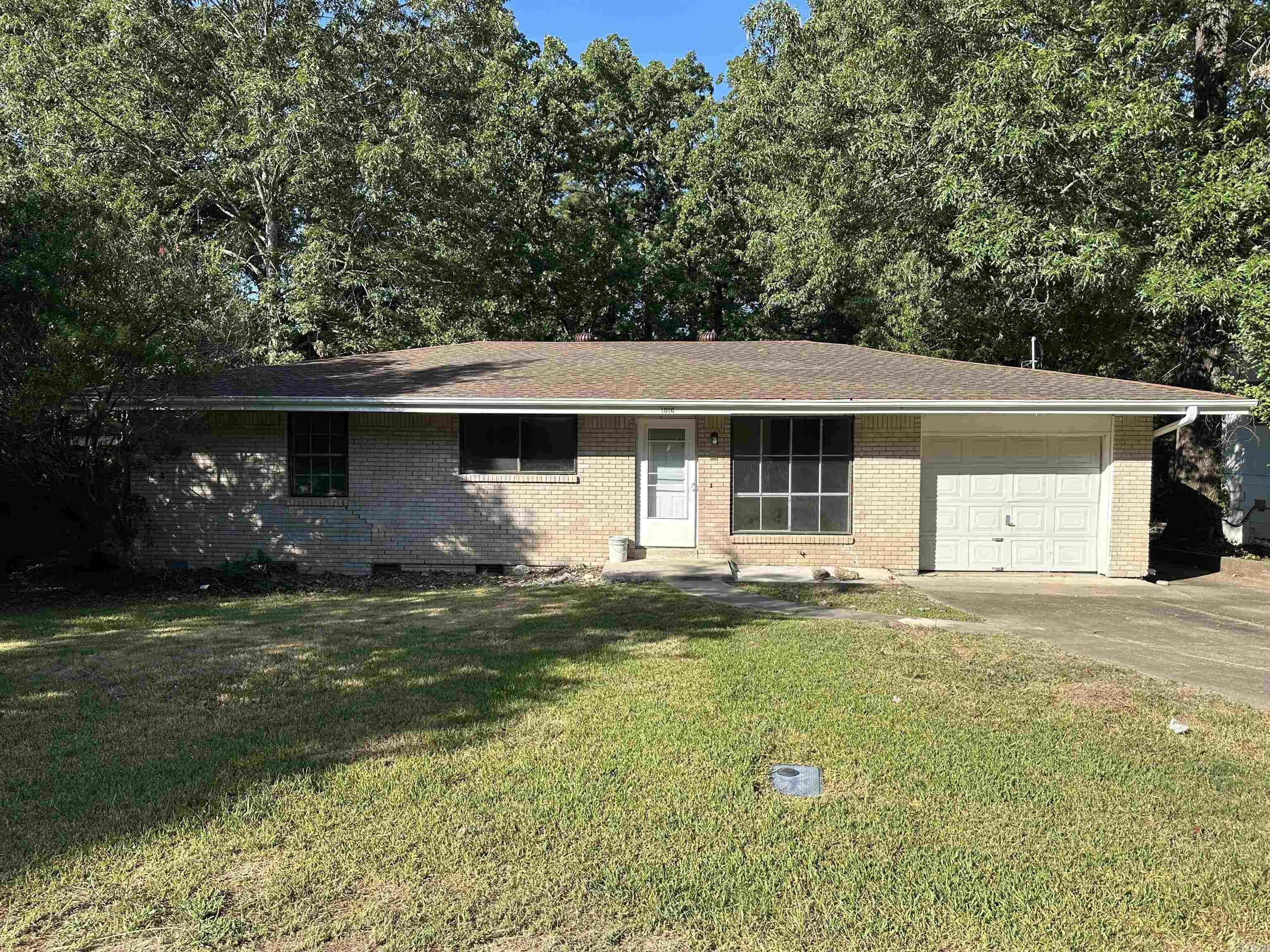 Charming 4 Bed, 1.5 Bath Home in the Heart of Benton! Recently renovated with fresh paint, new flooring, and beautiful granite countertops, this spacious home offers comfort and style inside and out. Enjoy plenty of room to spread out indoors, plus a large backyard perfect for grilling, entertaining, or letting the kids play. Located in a highly sought-after school zone—this one won’t last long! Schedule today for your private tour, it wont last long.
