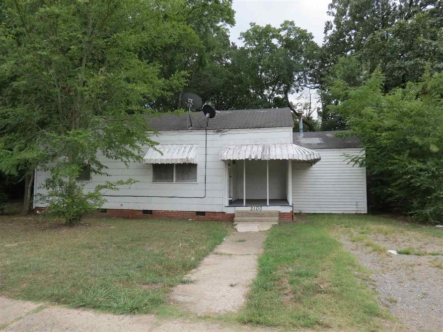 Investors take note!!  This 2 bedroom home has a large back room that can be used as the 3rd bedroom.  Carpet is newer and move in ready.  Call today for your personal tour.