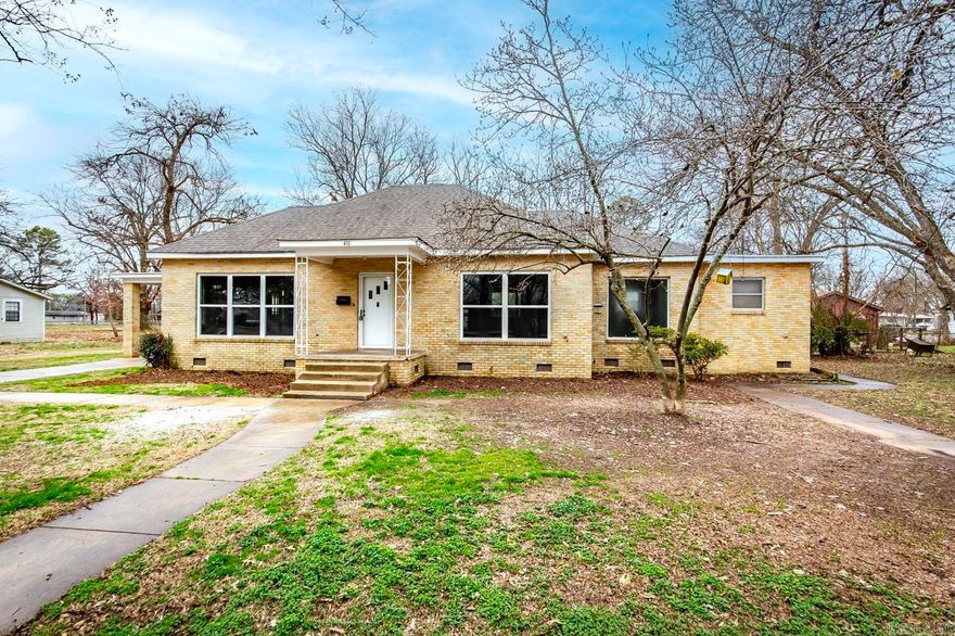 1950ISH  HOME WITH ALL THE CHARM OF AN OLD HOME.  IT HAS BEEN COMPLETELY REMODELED.  2 SITTING ROOMS WITH A GLASSED IN PATIO.   HARDWOOD FLOOR ARE REFINISHED, NEW PAINT, NEW KITCHEN WITH QUARTZ COUNTER TOPS AND NEW SS APPLIANCES.    3 BEDROOMS and 2 REMODELED BATHROOMS, SEPARATE LAUNDRY ROOM AND WITH FENCED YARD.   IT IS A MUST SEE.